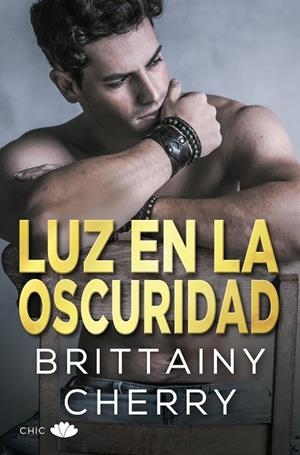 LUZ EN LA OSCURIDAD | 9788417972523 | CHERRY, BRITTAINY | Llibres Parcir | Llibreria Parcir | Llibreria online de Manresa | Comprar llibres en català i castellà online